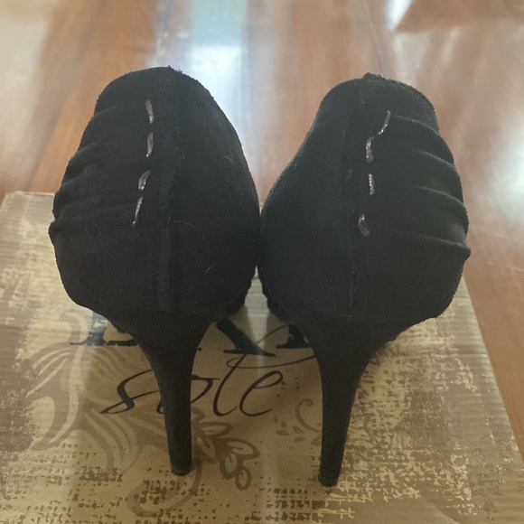 Black studded heal - Picture 4 of 5